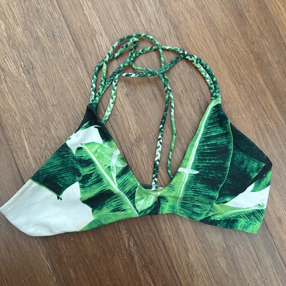 Stone fox swim banana leaf top